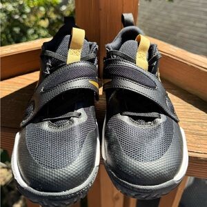 Nike Team Hustle Kids’ Basketball Sneakers